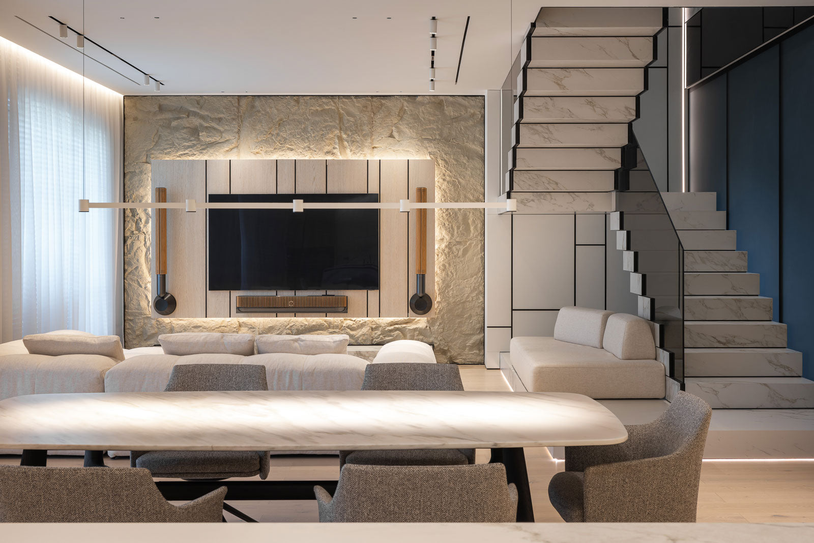 Iluminat arhitectural și uși filomuro într-un duplex premium din București